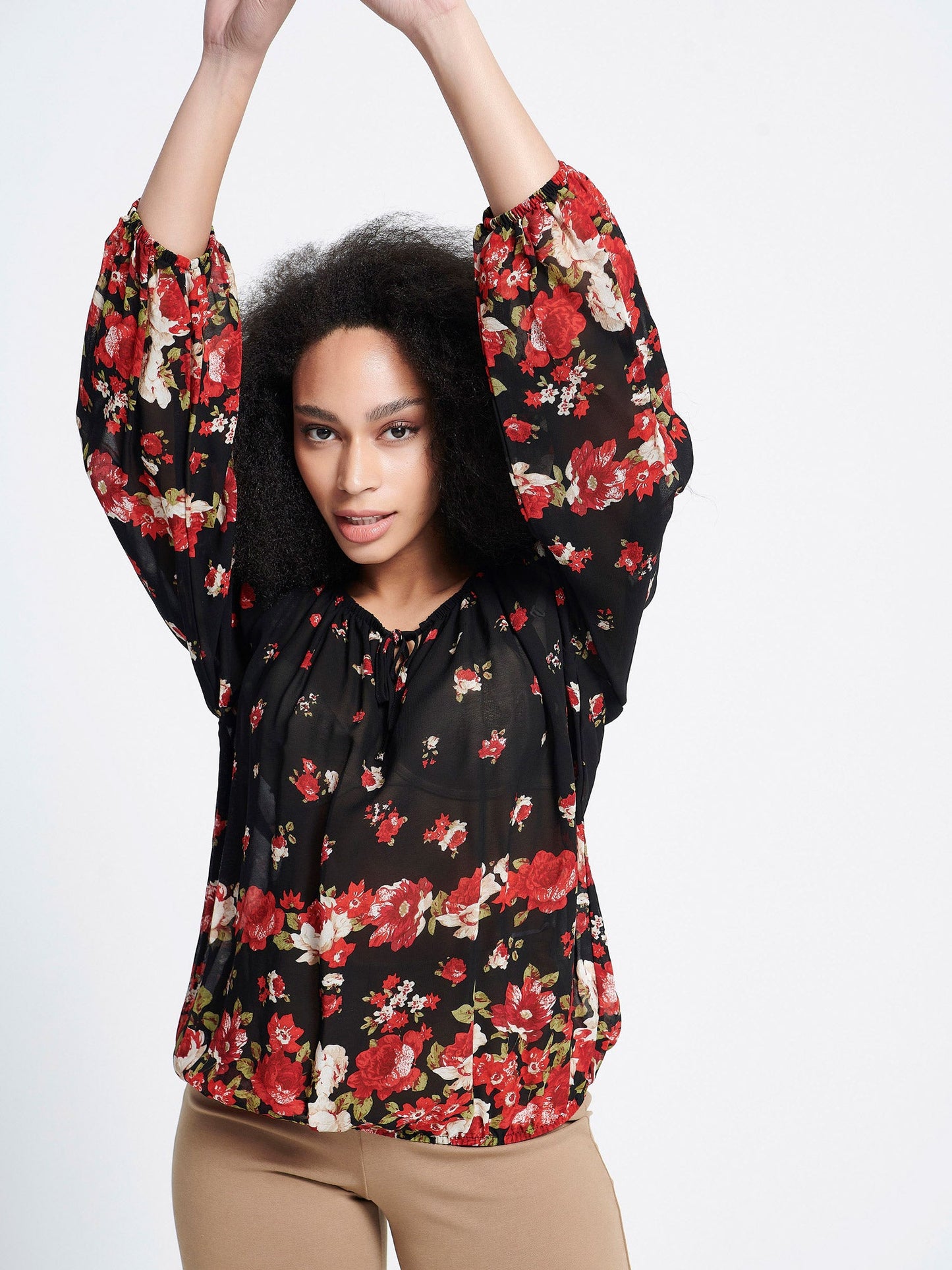 Εμπριμέ μπλούζα με δέσιμο στη λαιμόκοψη