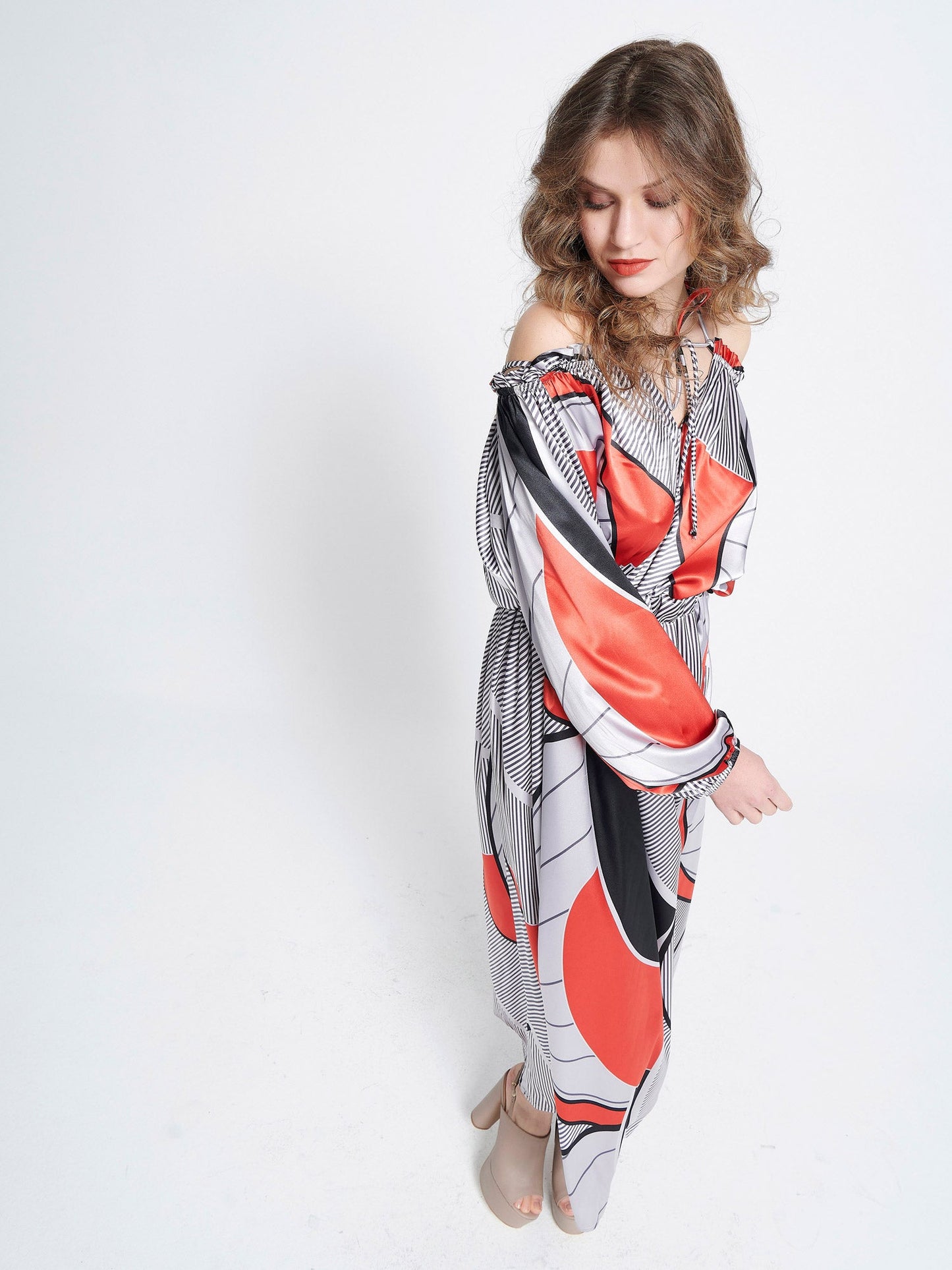 Σατέν φόρεμα μπαρντό με print