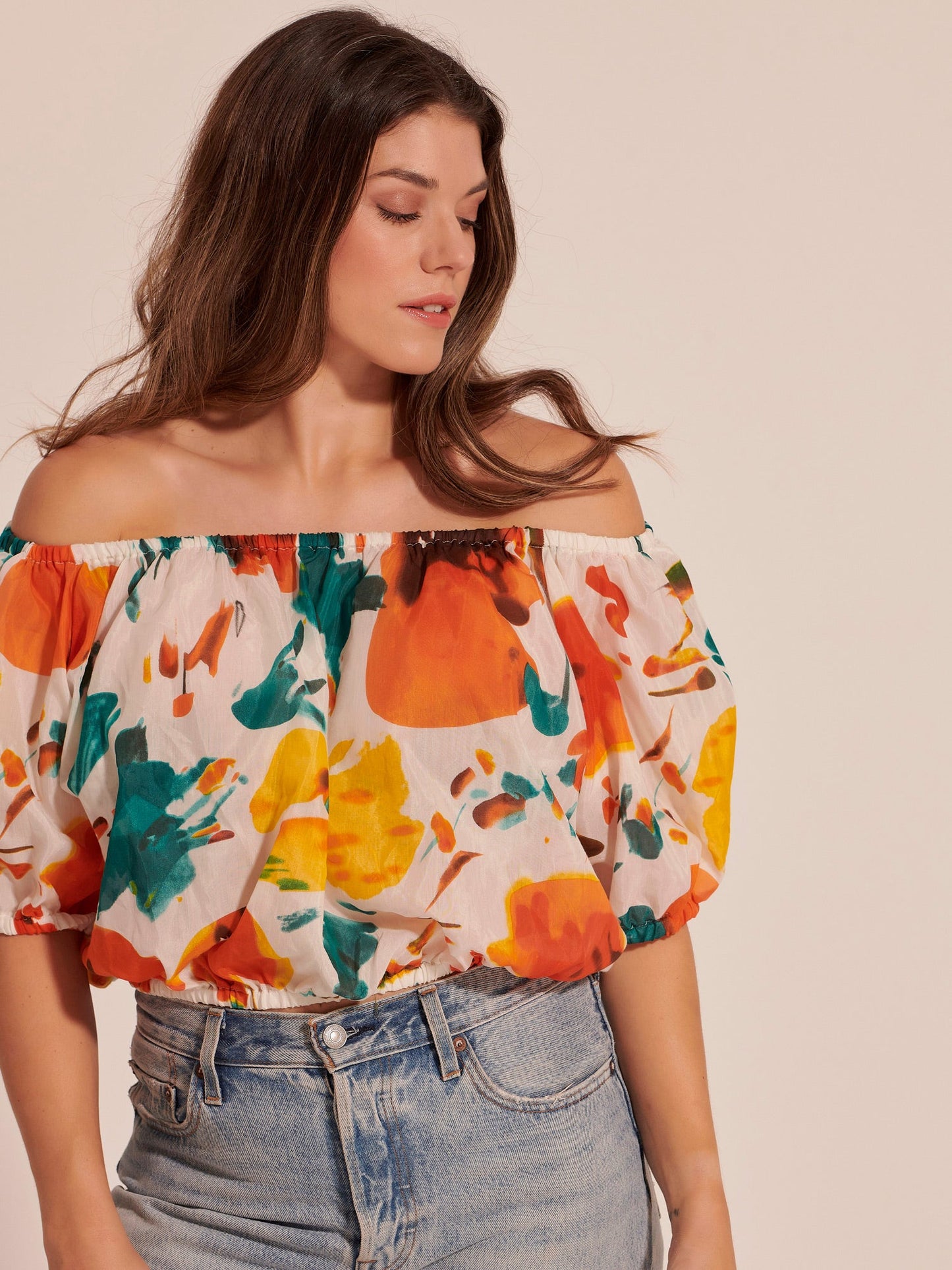 Cropped off-shoulder εμπριμέ μπλούζα